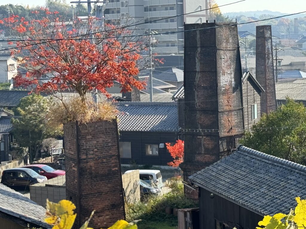 やきもの散歩道Aコースから見えるレンガの煙突
