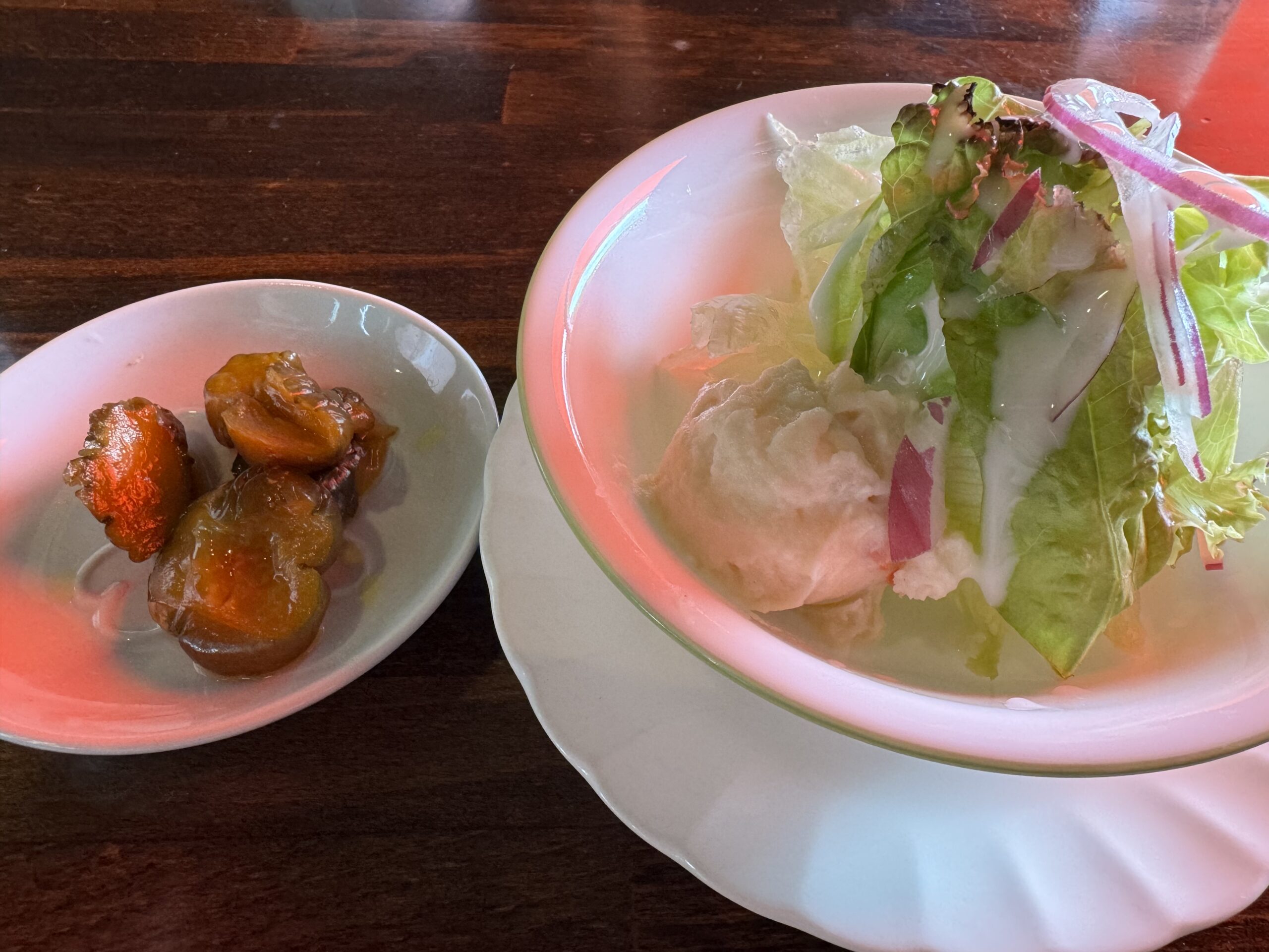 喫茶サウサリートのかつ丼ランチのサラダと漬物