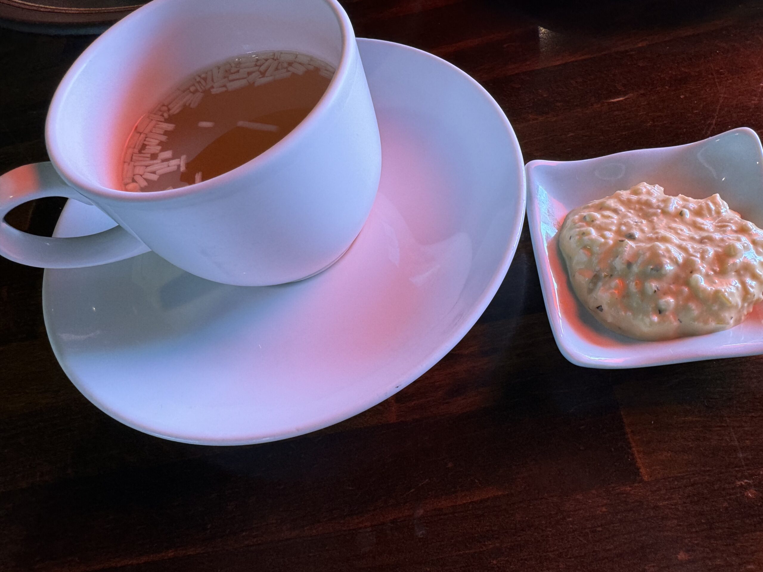 喫茶サウサリートのかつ丼ランチのコンソメスープとタルタルソース