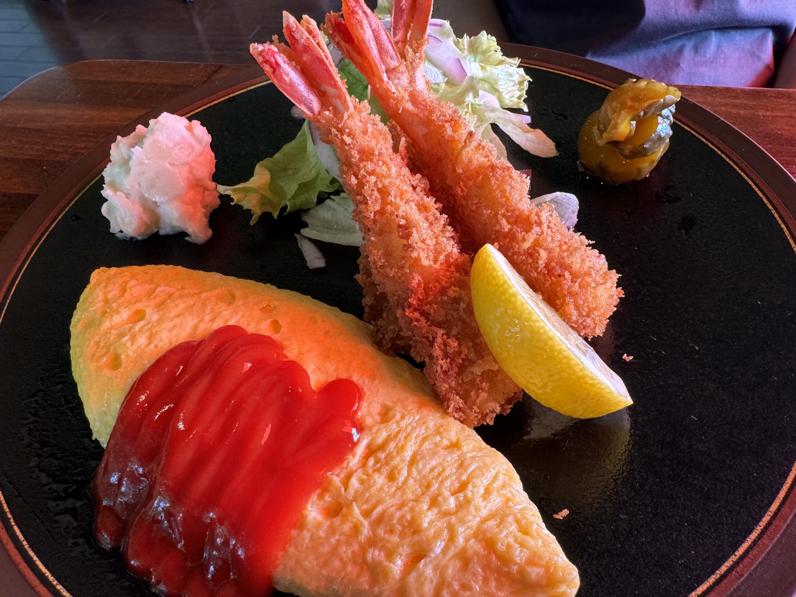 オムレツとエビフライのランチ