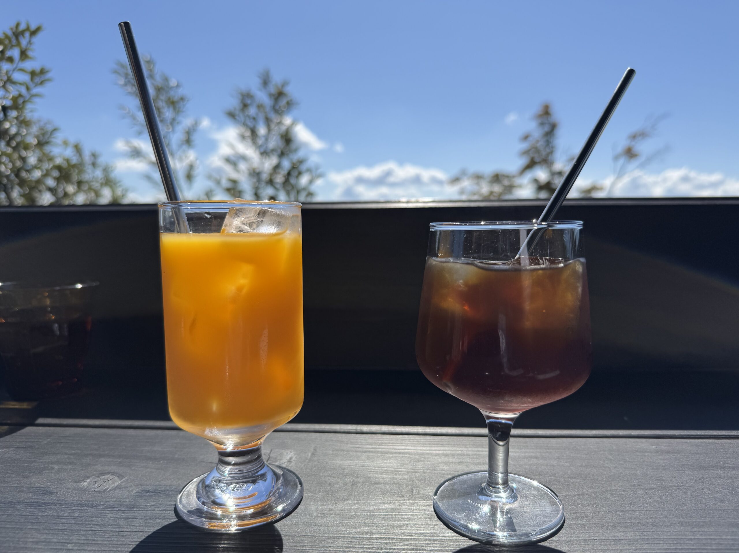 水出しアイスコーヒーと100％オレンジジュース