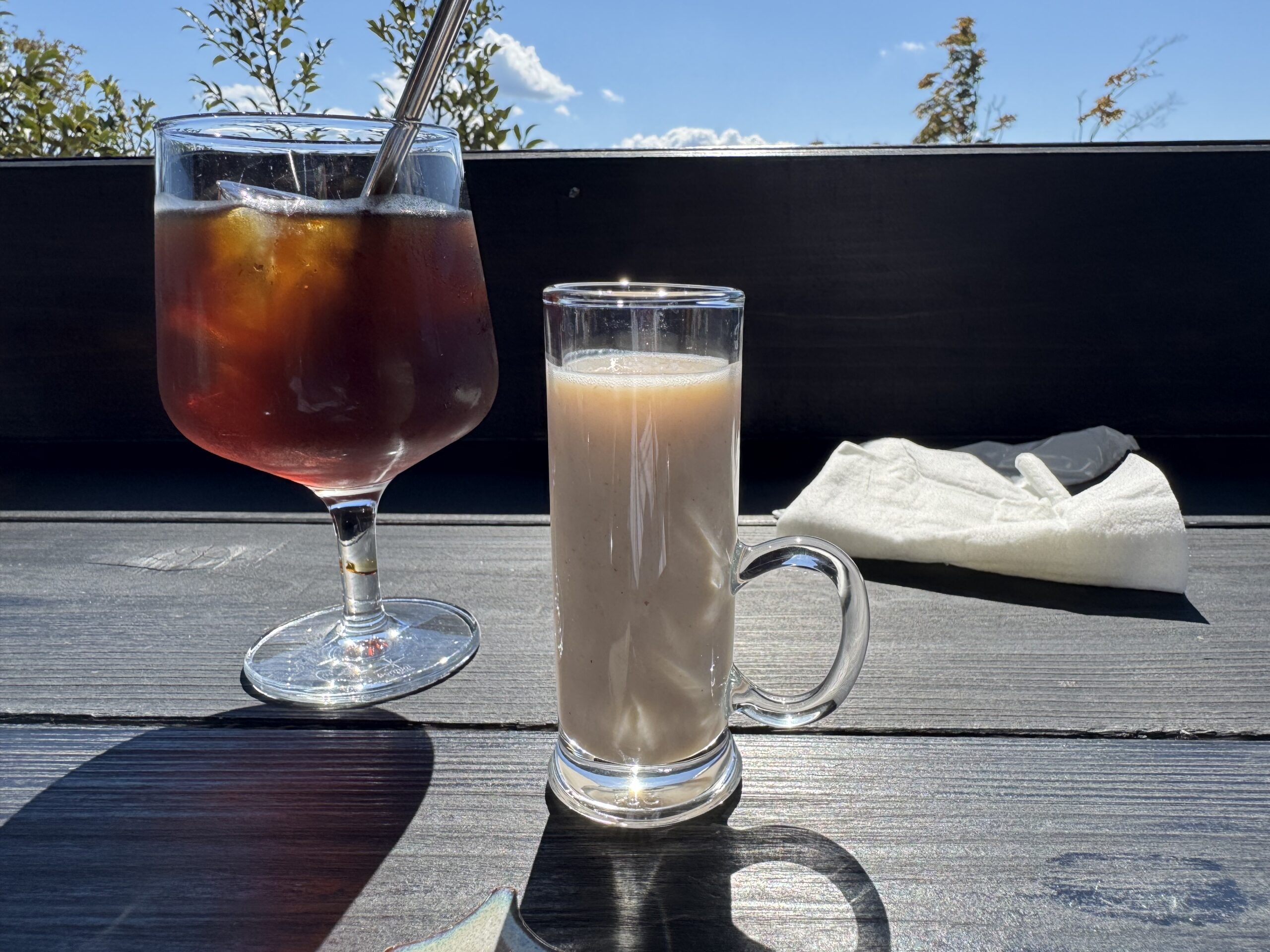 アイスコーヒーと食前に提供される酵素玄米の甘酒「いのちの甘酒」