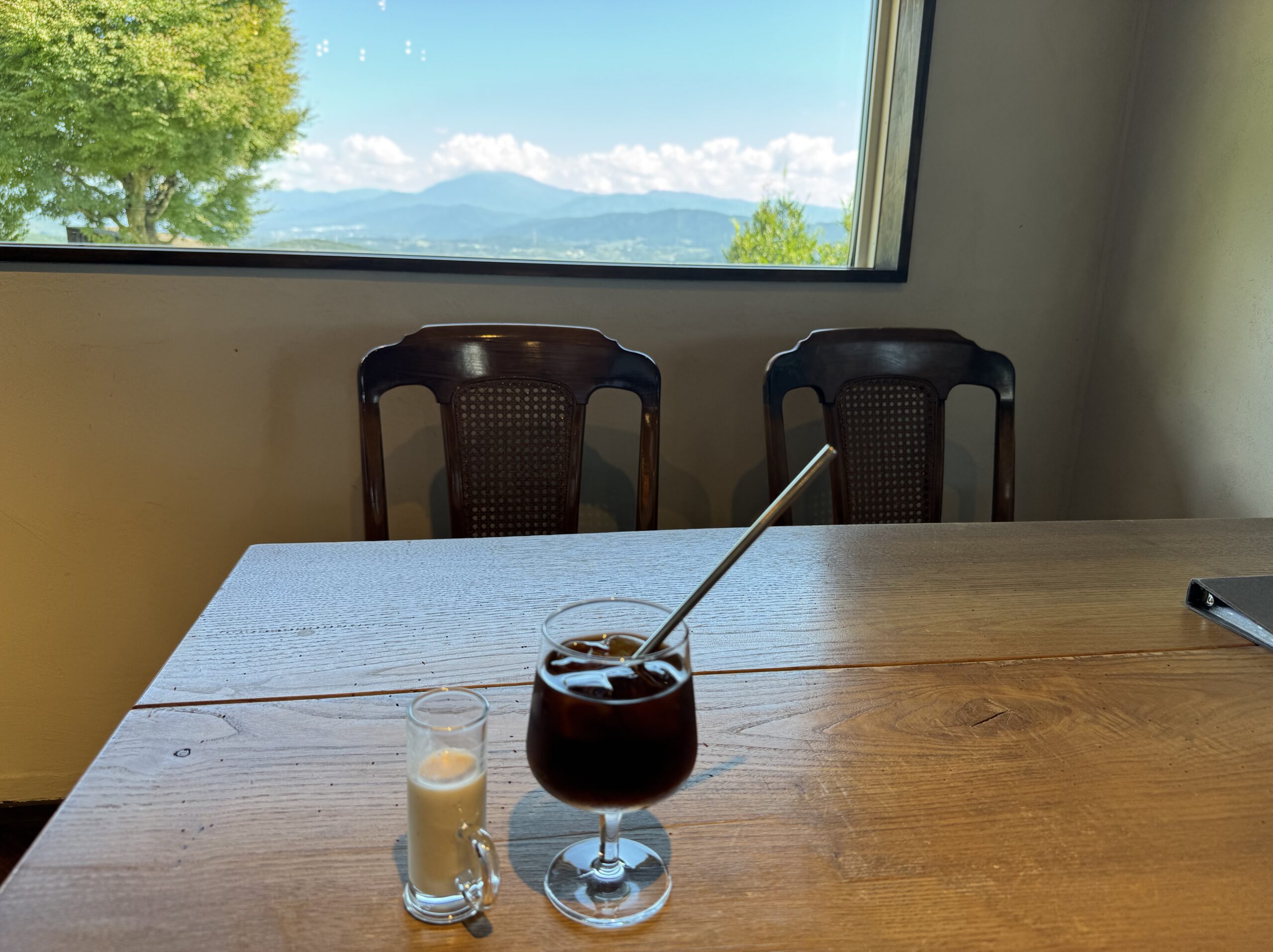 窓から絶景を望める清涯荘の店内席