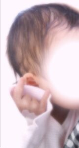 生後4日目の娘が手でポーズをしている写真